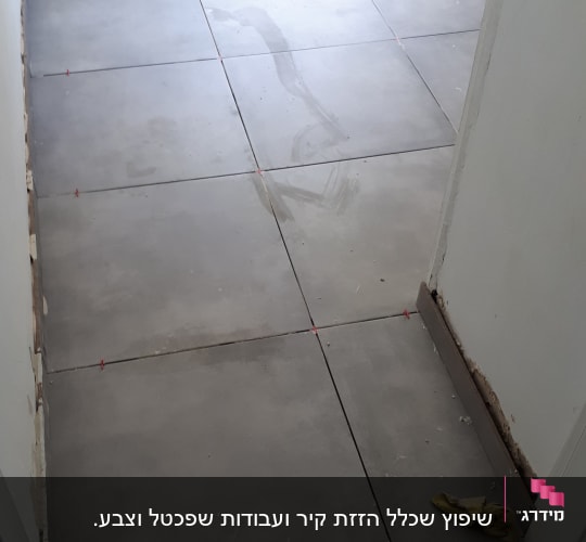 ריצוף חדש עם אריחים אפורים ומרווחים